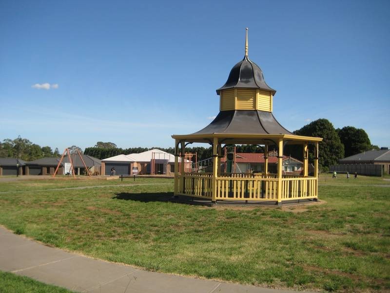 1/26 Lyndhurst Square, Drouin VIC 3818