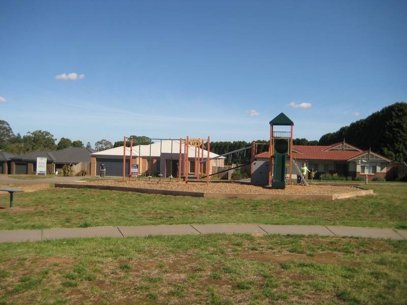 1/26 Lyndhurst Square, Drouin VIC 3818