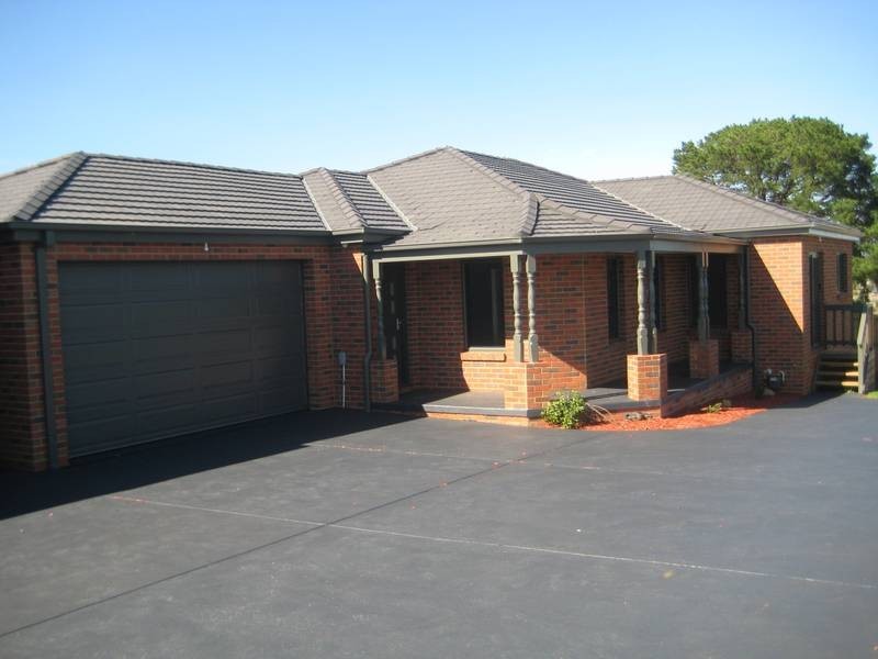 2/26 Lyndhurst Square, Drouin VIC 3818