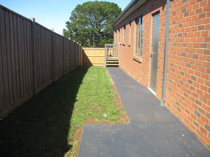 2/26 Lyndhurst Square, Drouin VIC 3818