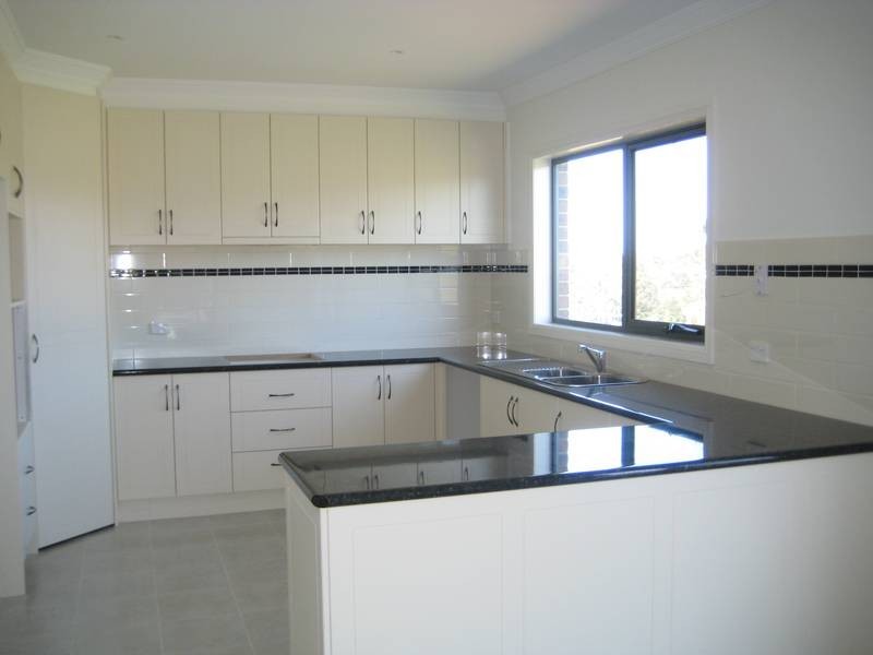 2/26 Lyndhurst Square, Drouin VIC 3818