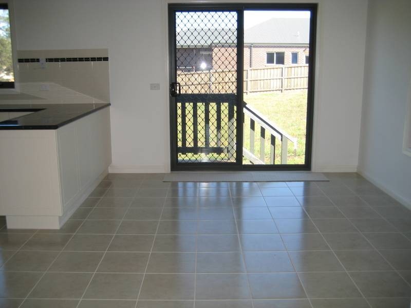 2/26 Lyndhurst Square, Drouin VIC 3818