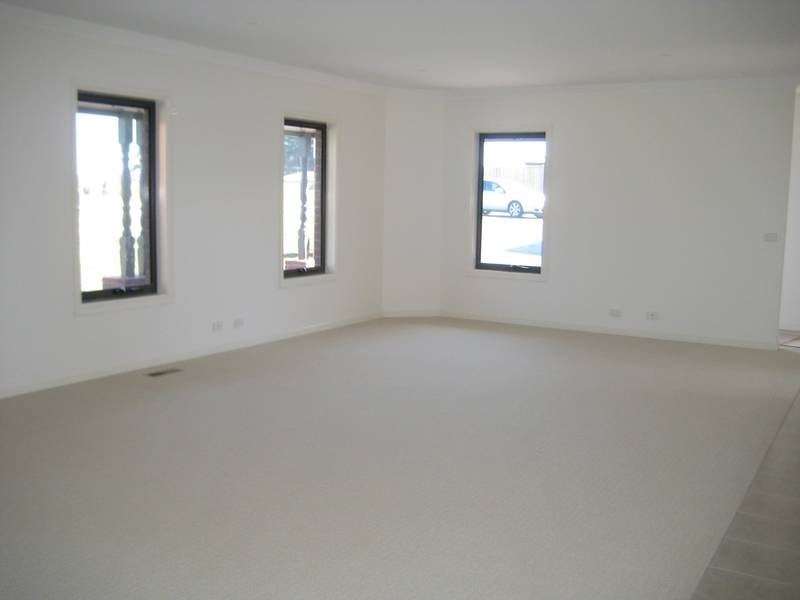 2/26 Lyndhurst Square, Drouin VIC 3818