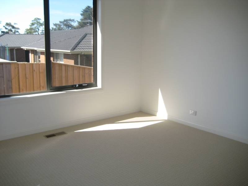 2/26 Lyndhurst Square, Drouin VIC 3818