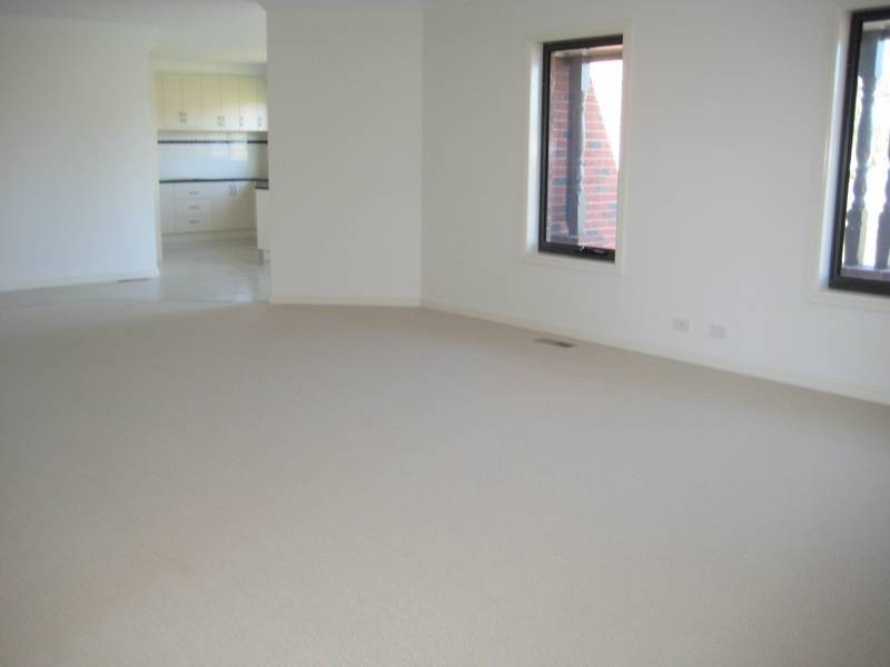 2/26 Lyndhurst Square, Drouin VIC 3818