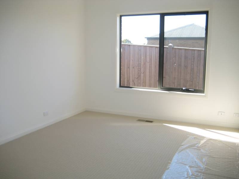 2/26 Lyndhurst Square, Drouin VIC 3818