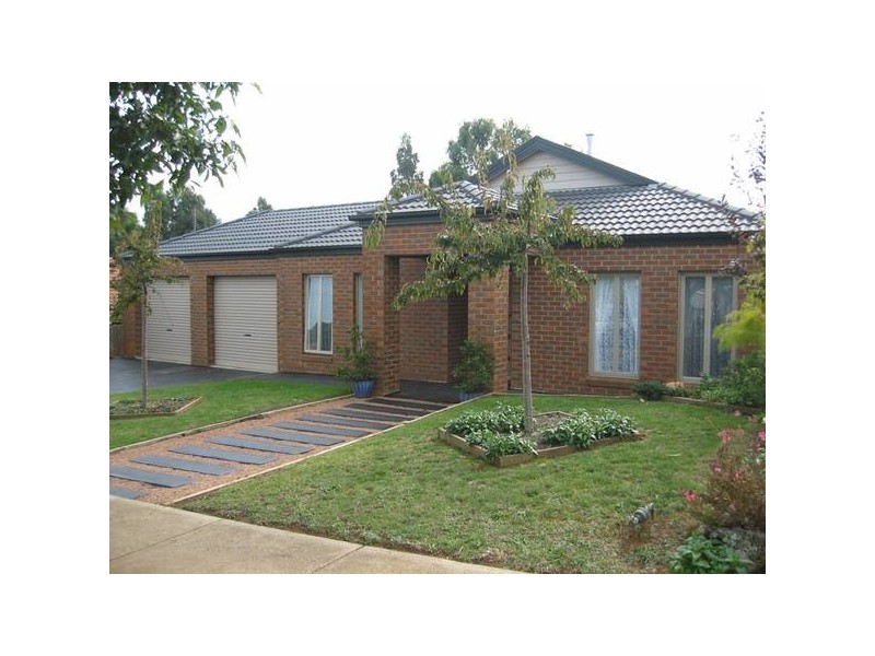 13 Davey Drive, Drouin VIC 3818
