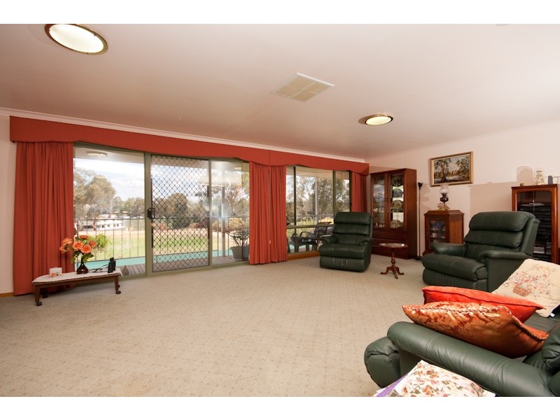 76 Sturt Highway, Buronga NSW 2739