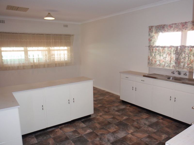 8 Barry Avenue, Mildura VIC 3500