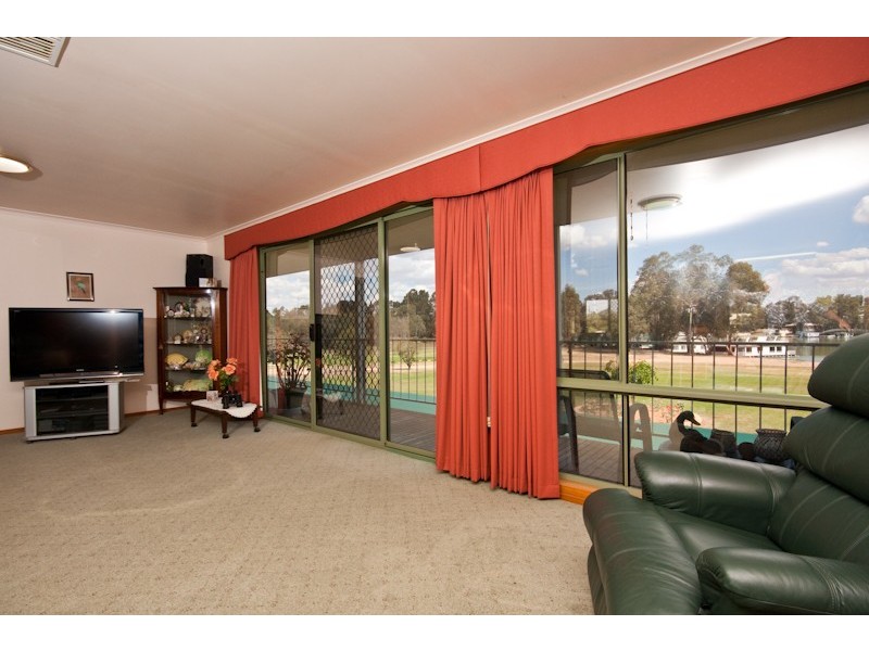 76 Sturt Highway, Buronga NSW 2739