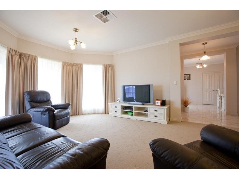 8 Forrester Court, Nichols Point VIC 3501