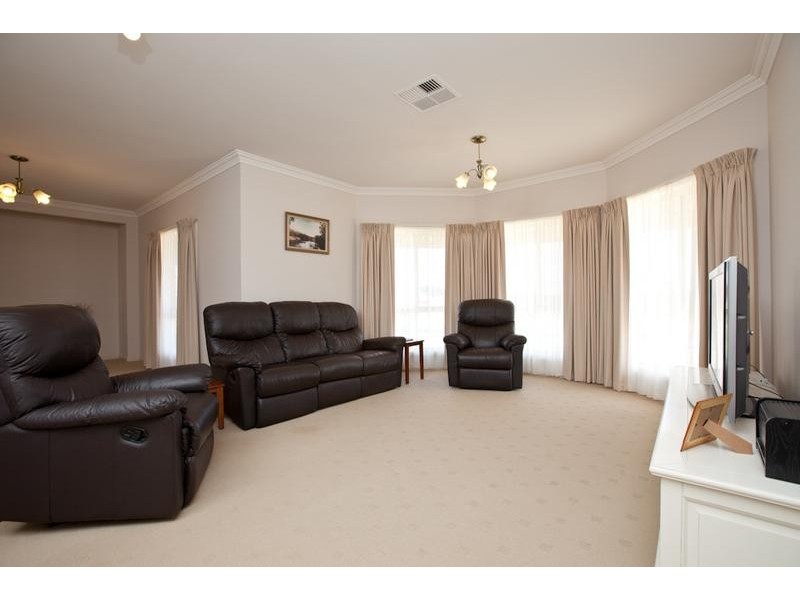 8 Forrester Court, Nichols Point VIC 3501