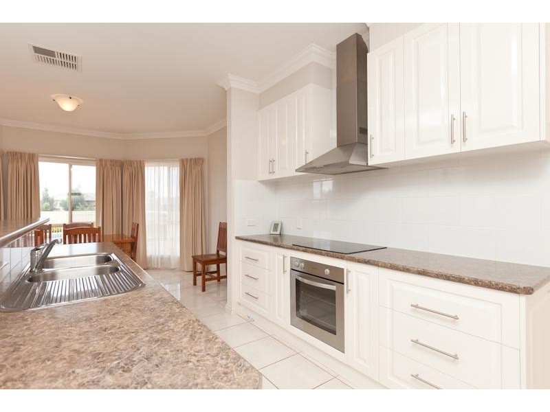 8 Forrester Court, Nichols Point VIC 3501