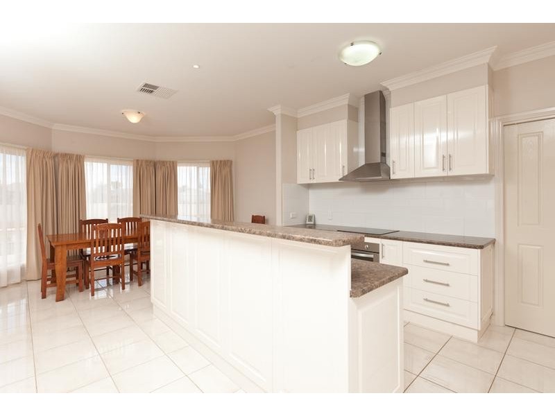 8 Forrester Court, Nichols Point VIC 3501