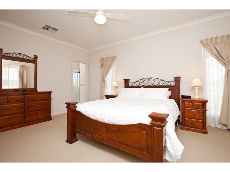 8 Forrester Court, Nichols Point VIC 3501