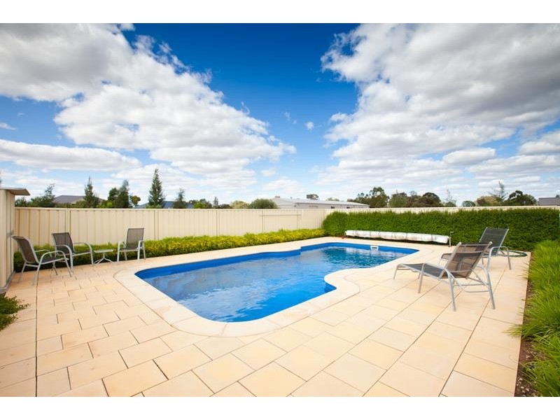 8 Forrester Court, Nichols Point VIC 3501