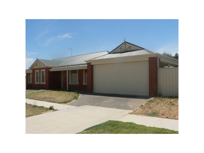 8 Balmoral Place, Mildura VIC 3500