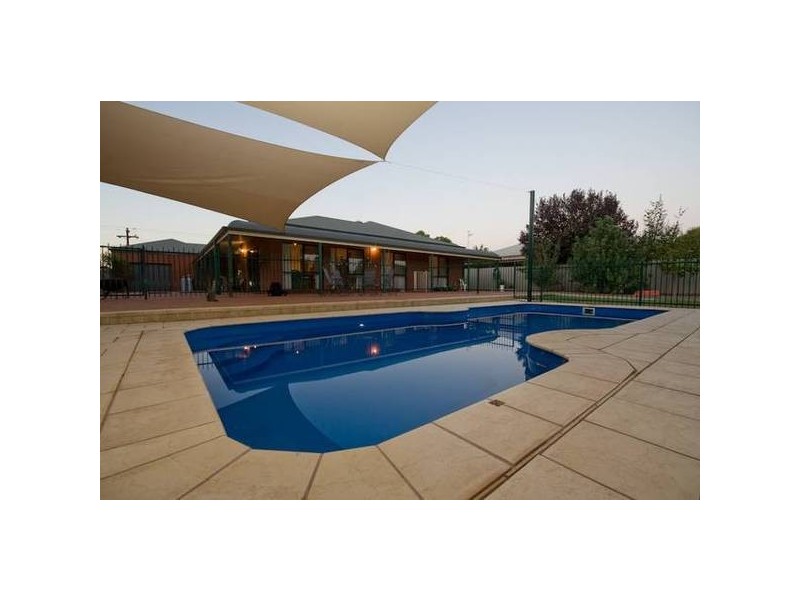 137 Sturt Highway, Gol Gol NSW 2738