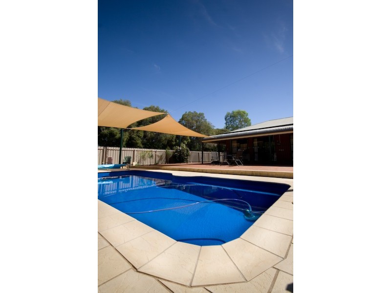 137 Sturt Highway, Gol Gol NSW 2738