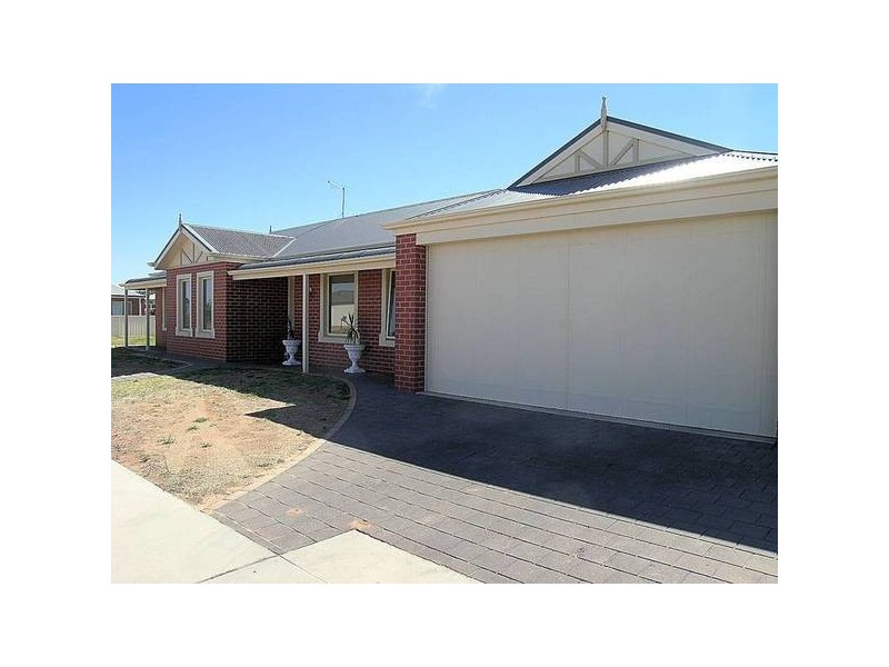 8 Balmoral Place, Mildura VIC 3500