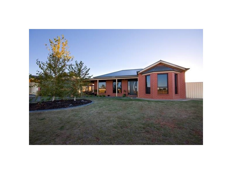 32 Midway Drive, Gol Gol NSW 2738