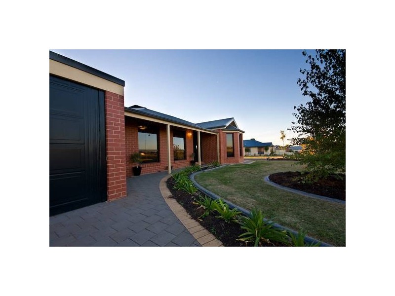 32 Midway Drive, Gol Gol NSW 2738