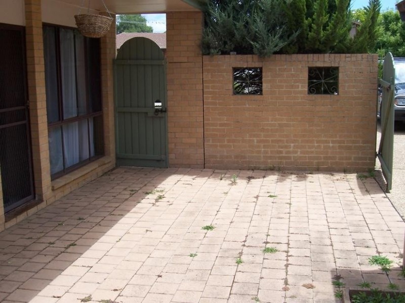 8 McGhie Place, Latham ACT 2615