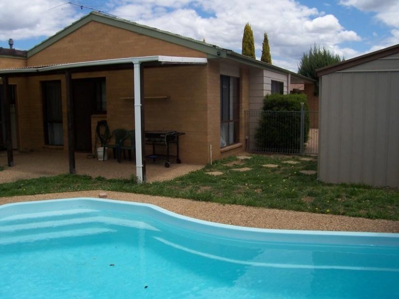 8 McGhie Place, Latham ACT 2615