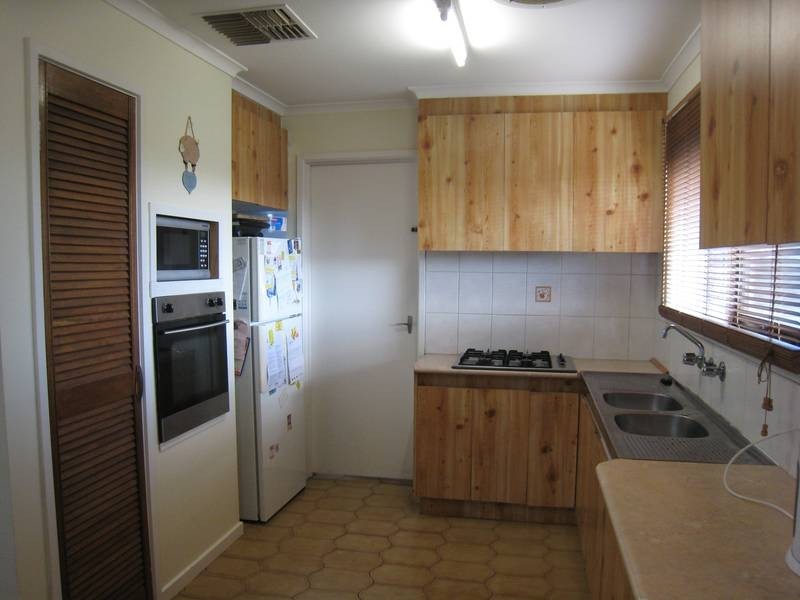 19 John Fawkner Drive, Endeavour Hills VIC 3802