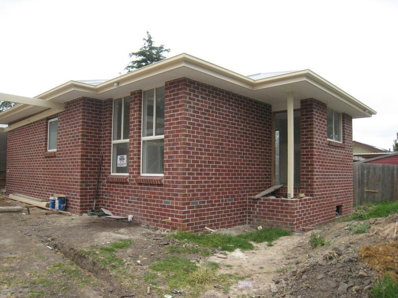 2/11 Lachlan Drive, Endeavour Hills VIC 3802