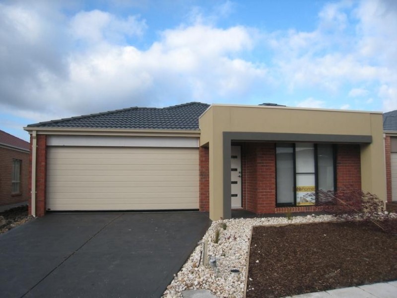 38 Hal Porter Terrace, Lynbrook VIC 3975