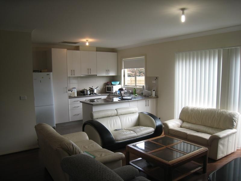 2/27 Louis Street, Doveton VIC 3177