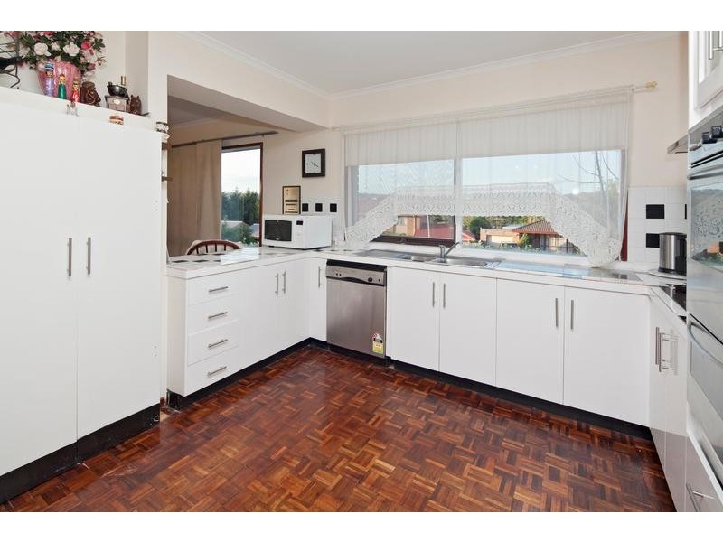 77 Georgette Crescent, Endeavour Hills VIC 3802
