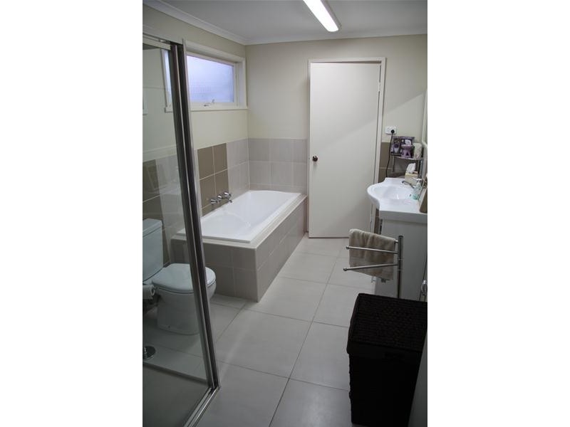 2 Mildura Crescent, Endeavour Hills VIC 3802