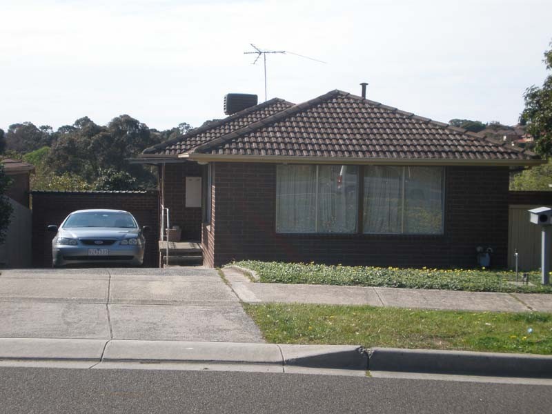 82 Chalcot Drive, Endeavour Hills VIC 3802