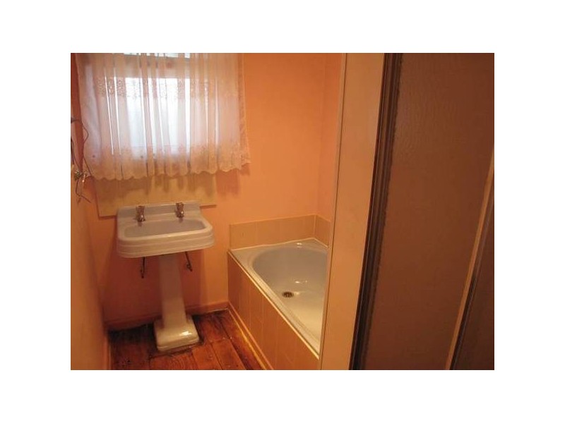 8 Barton Street, Dandenong North VIC 3175