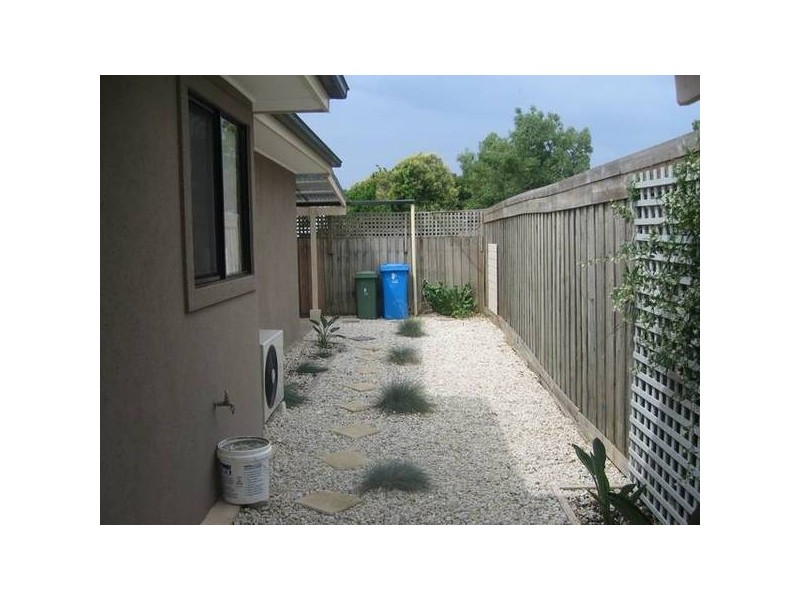 2/11 Hakea Street, Doveton VIC 3177