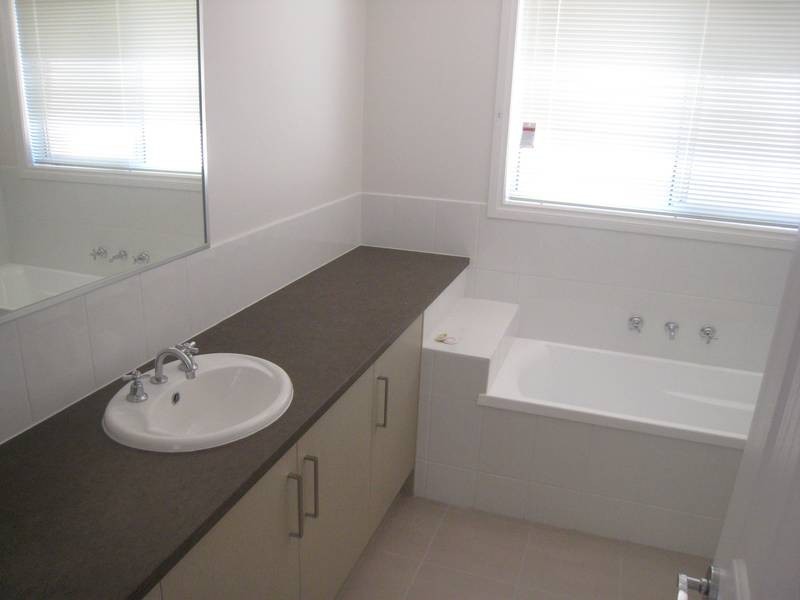 1/4 Doveton Avenue, Eumemmerring VIC 3177