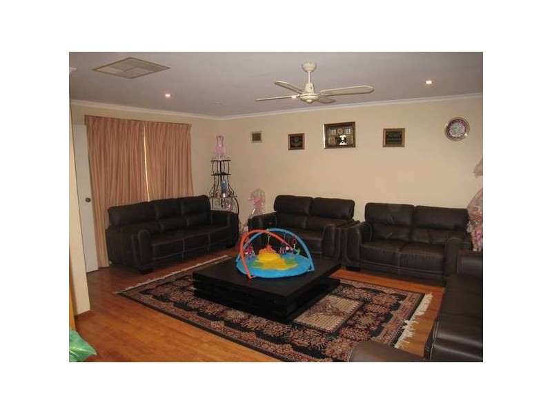 27 Weeden Crescent, Hallam VIC 3803
