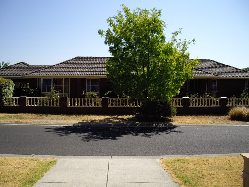 93 Chalcot Drive, Endeavour Hills VIC 3802