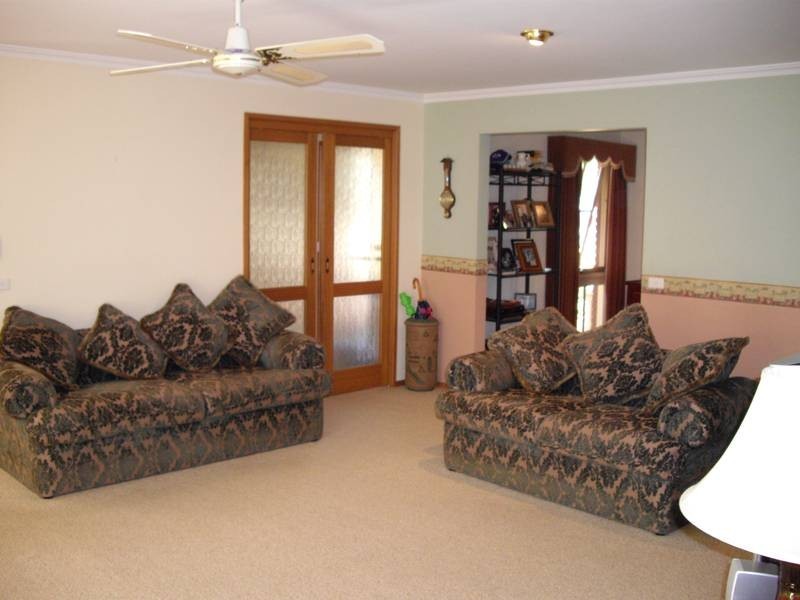 93 Chalcot Drive, Endeavour Hills VIC 3802