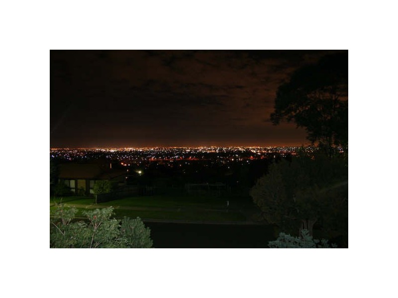 16 Monkhouse Drive, Endeavour Hills VIC 3802
