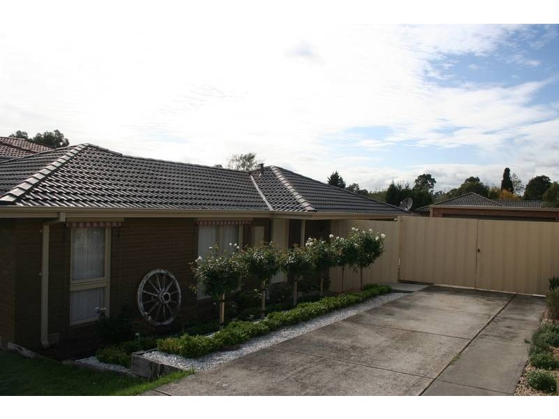 14 Lachlan Drive, Endeavour Hills VIC 3802