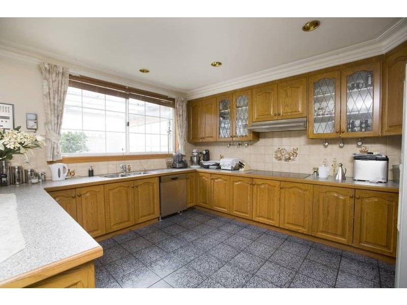 8 Cunningham Drive, Endeavour Hills VIC 3802