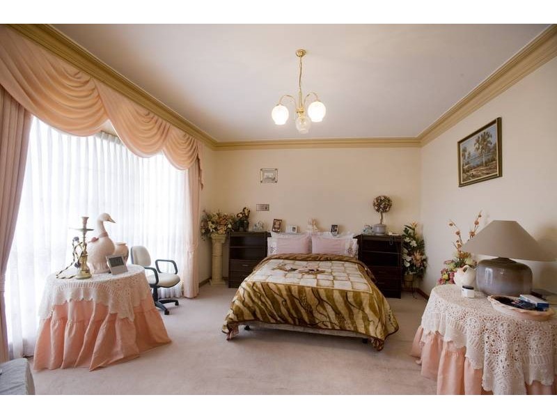 8 Cunningham Drive, Endeavour Hills VIC 3802