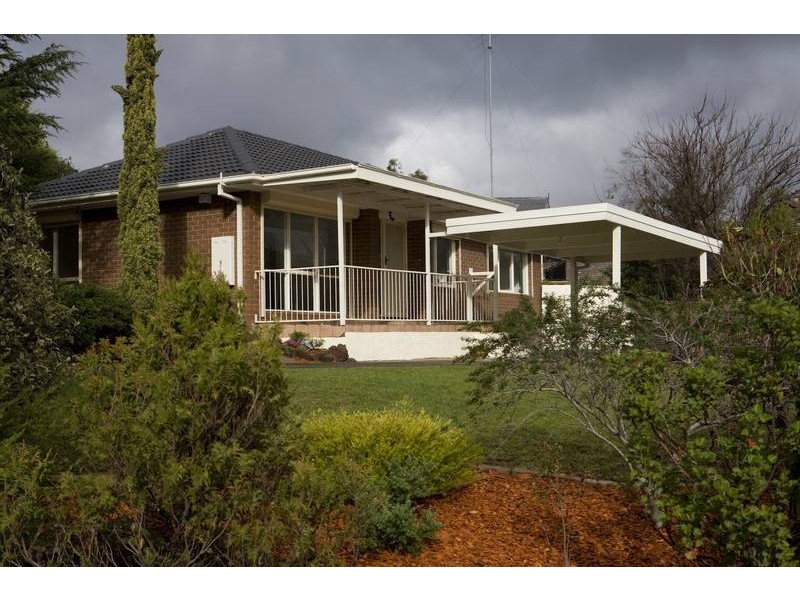 23 Chalcot Drive, Endeavour Hills VIC 3802