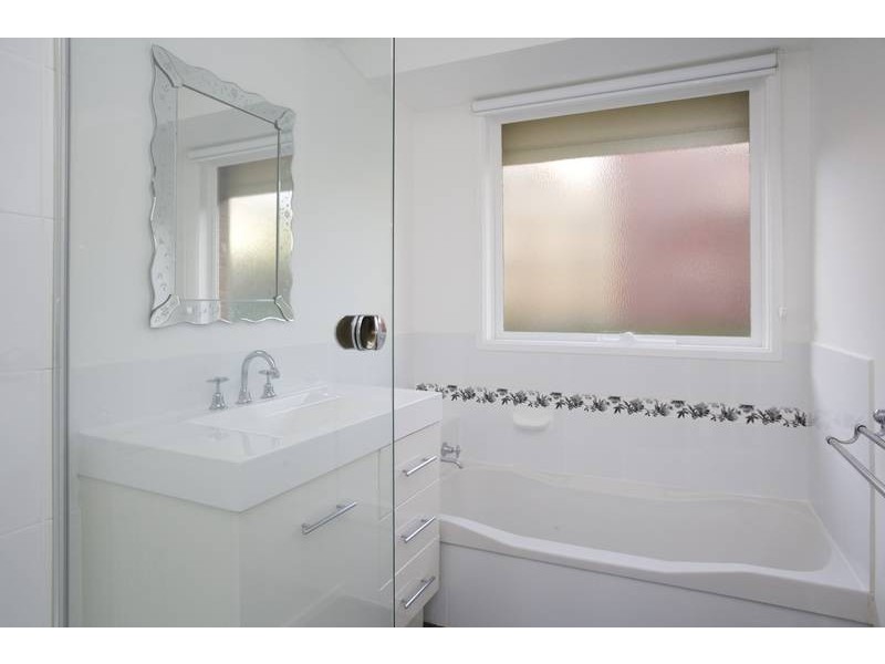 23 Chalcot Drive, Endeavour Hills VIC 3802