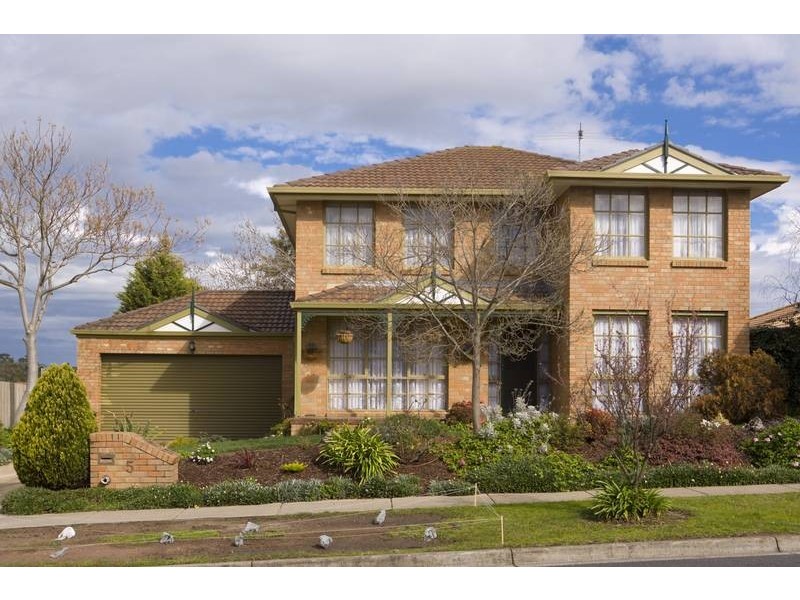 5 Edward Freeth Drive, Endeavour Hills VIC 3802