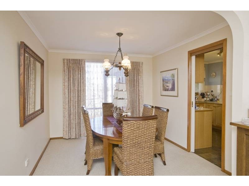 5 Edward Freeth Drive, Endeavour Hills VIC 3802