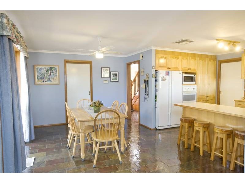 5 Edward Freeth Drive, Endeavour Hills VIC 3802